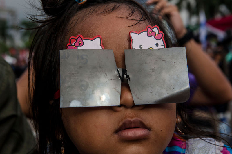 Una niña contempla el eclipse desde Sumatra. Foto: Ulet Ifansasti/Getty Images